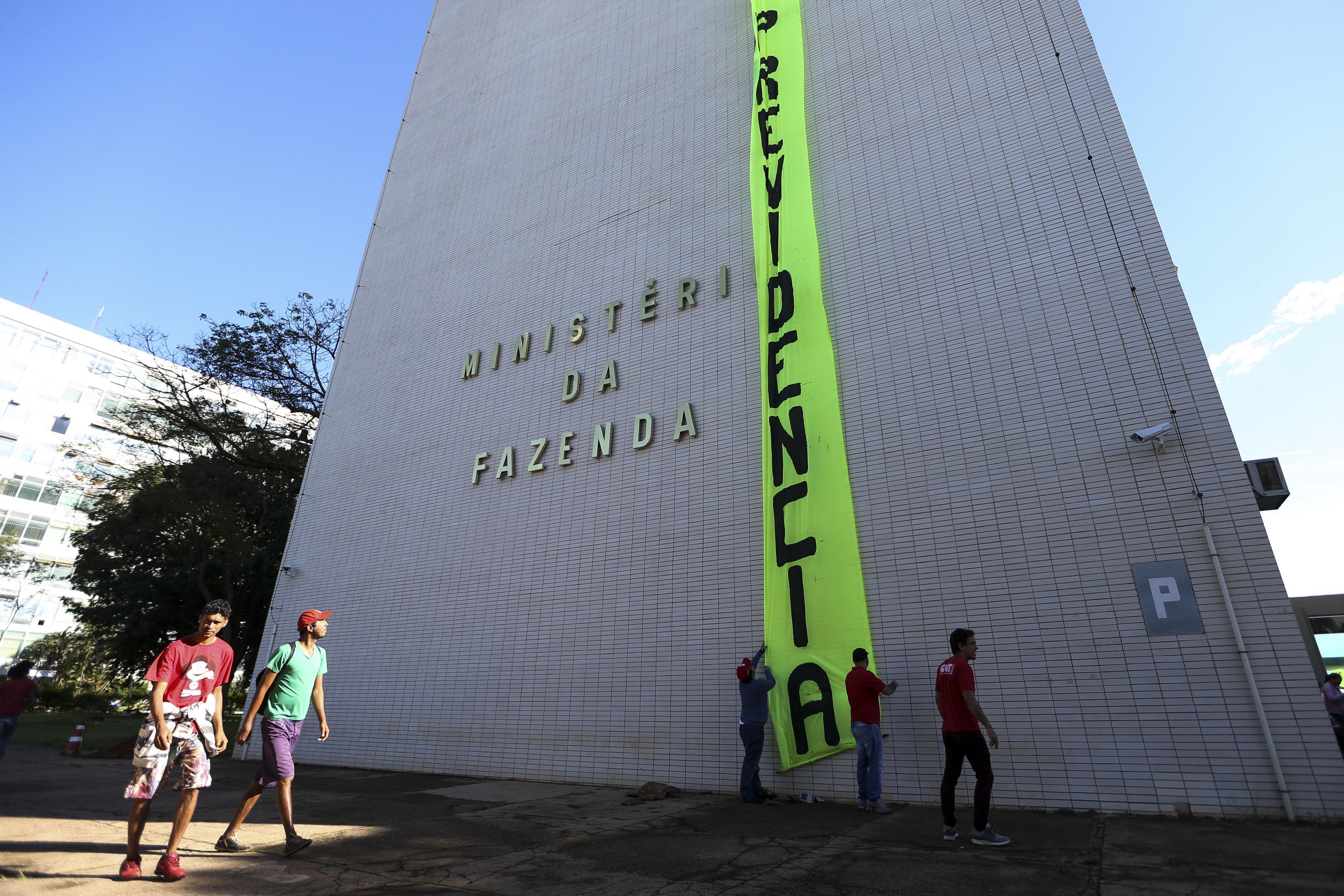Salário mínimo deverá subir para R$ 1.741 em 2027